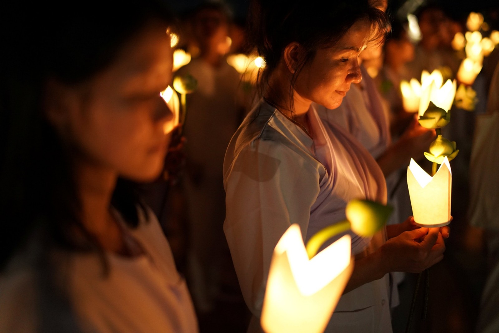 佛祖诞生,成道,涅盘的卫塞节 越南新加坡佛教徒持烛光