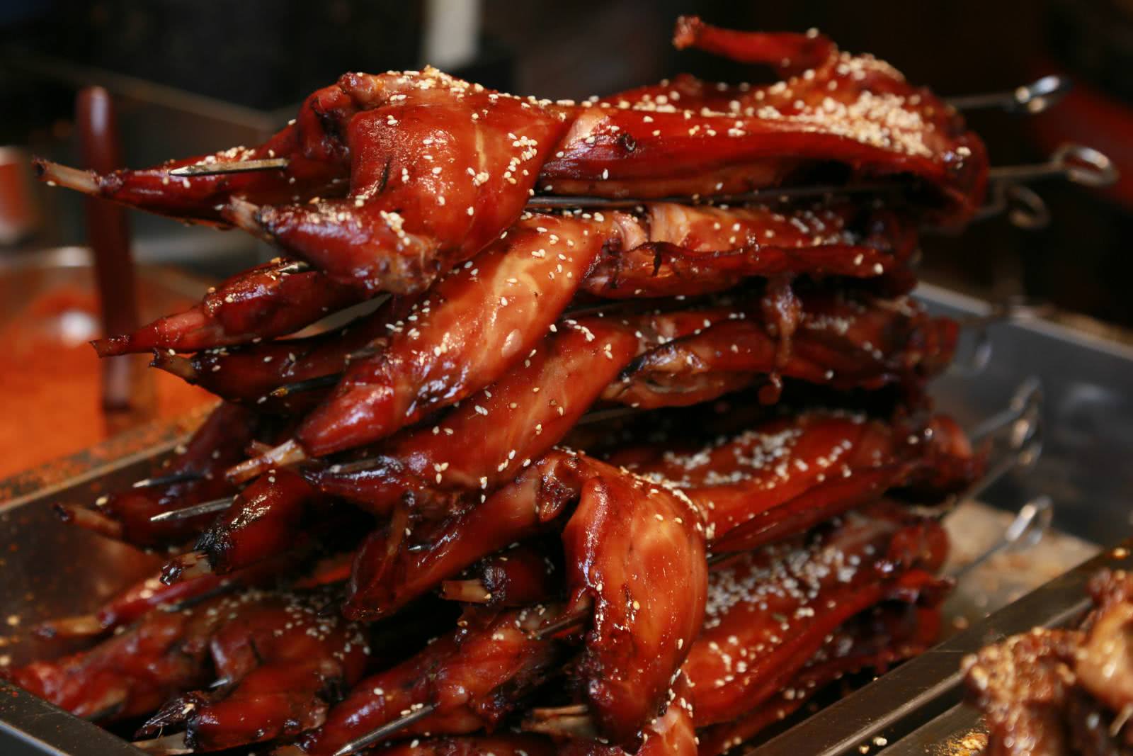 如果两个人到成都旅游的话,除去路费大概能花