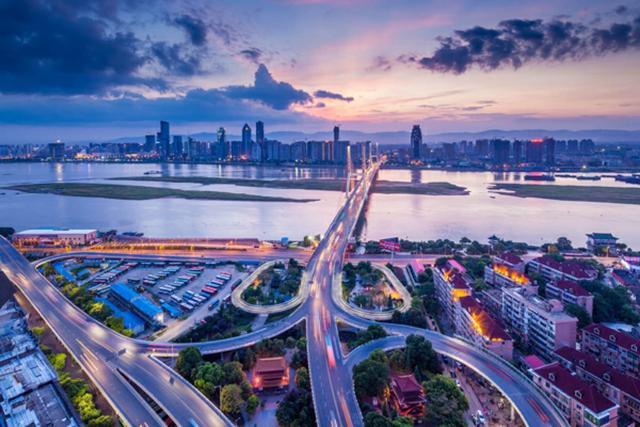 江西和湖南地理位置差不多,为什么江西的经济