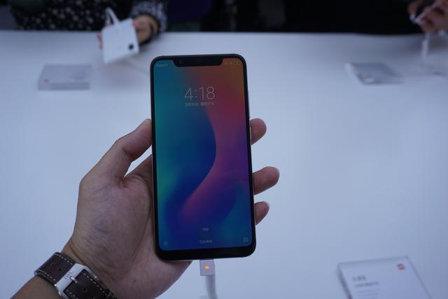 小米8真机上手:首发备货几十万台 鸡血版骁龙