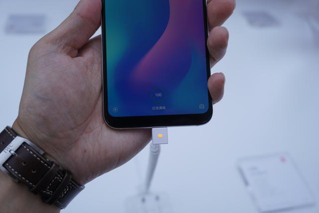 小米8真机上手:首发备货几十万台 鸡血版骁龙