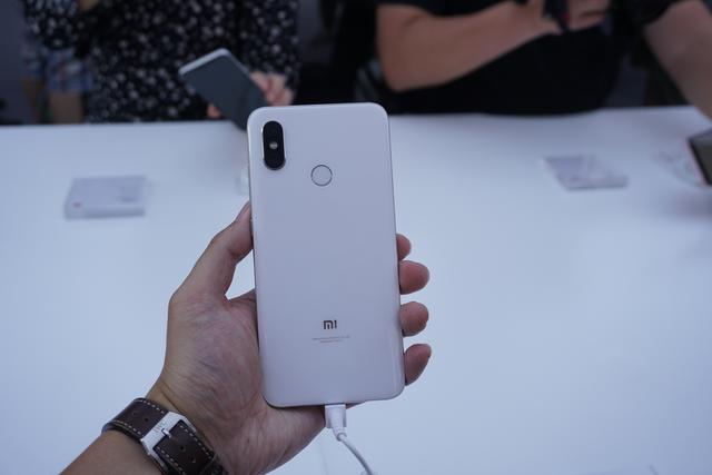 小米8真机上手:首发备货几十万台 鸡血版骁龙