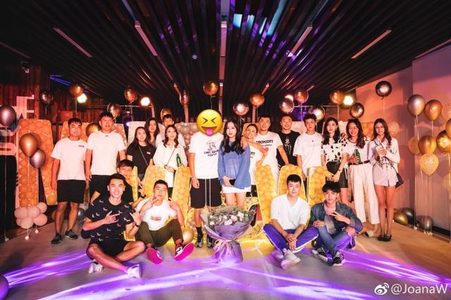 国足迎大喜事!23岁韦世豪求婚20岁小美女 相恋