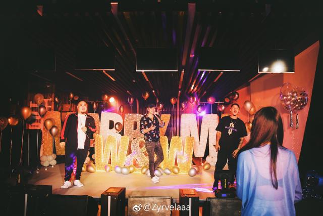 国足迎大喜事!23岁韦世豪求婚20岁小美女 相恋