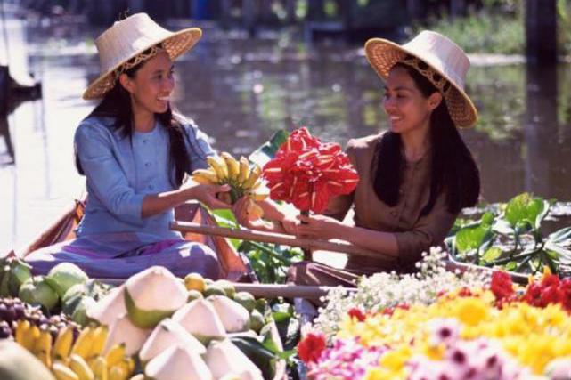 去泰国旅游时,有美女递草帽千万不要接,有却人