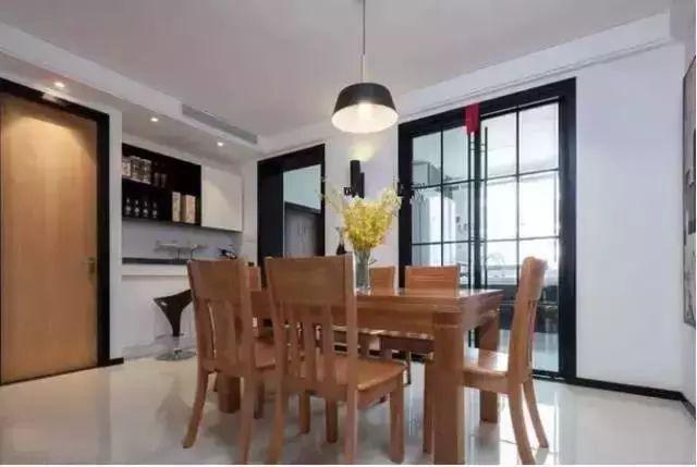 老婆喜欢简单装修,只刷大白墙就入住,效果没想