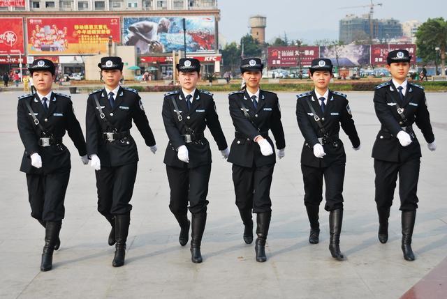 城管算是公务员或者事业单位吗? 一个月能拿多