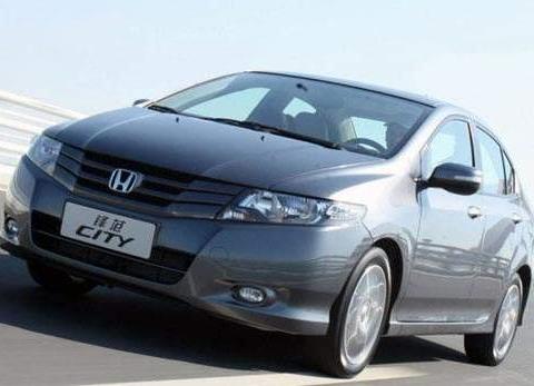 锋范外观挺耐看，充满力量感，就像一张拉满待射的弓