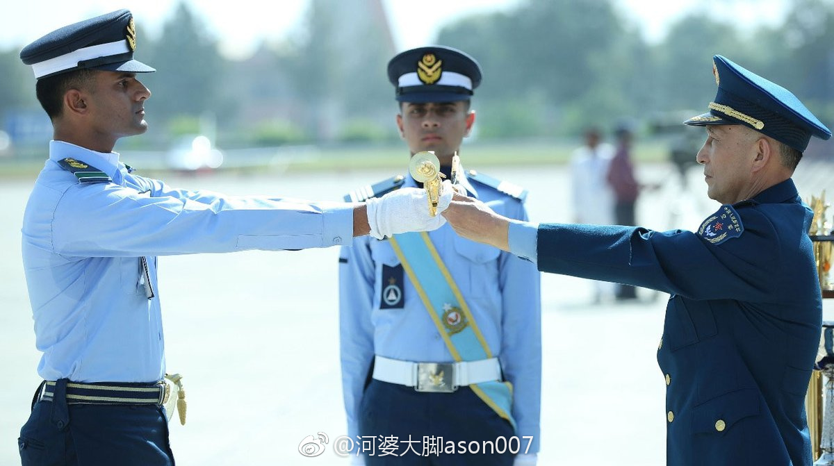 空军司令丁来杭4月13日出席巴基斯坦空军学院毕业典礼,并发表讲话。