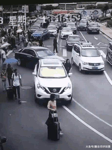 新手女司机停车忘记手刹, 直接撞上百万豪车劳