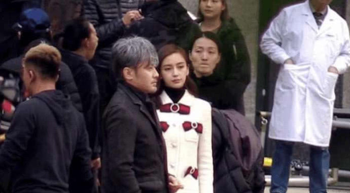 Baby新戏又来事,助理开车门慢遭批,片场教导邓