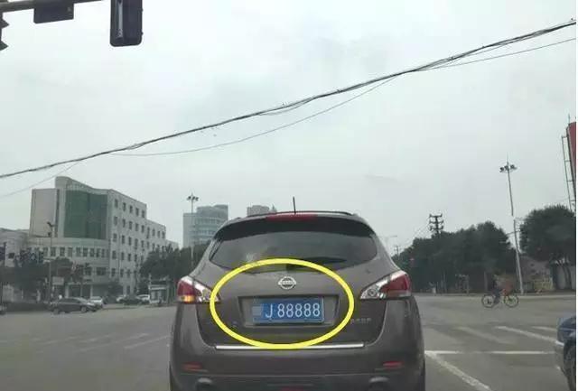 等红灯时看到一辆日系车，车牌太霸气，绿灯没亮，交警来了！