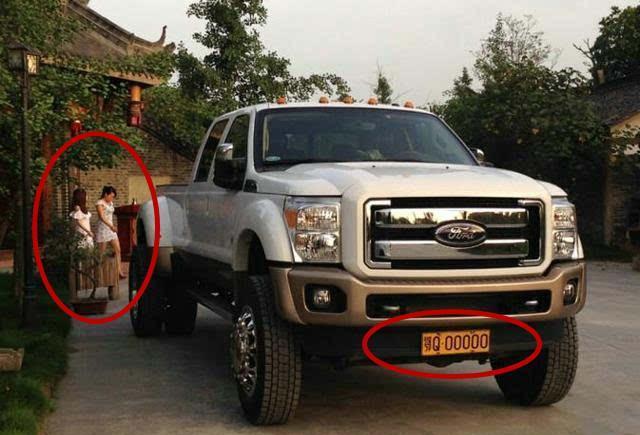 饭店门口偶遇最牛皮卡车!