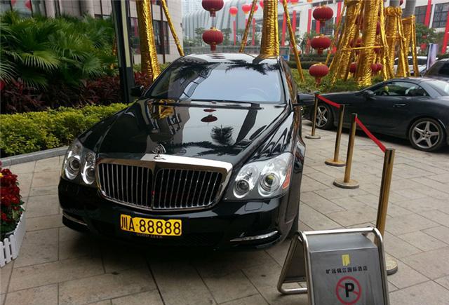 成都最霸气的车，车长6.5米，价格近1200万，车牌更是牛！