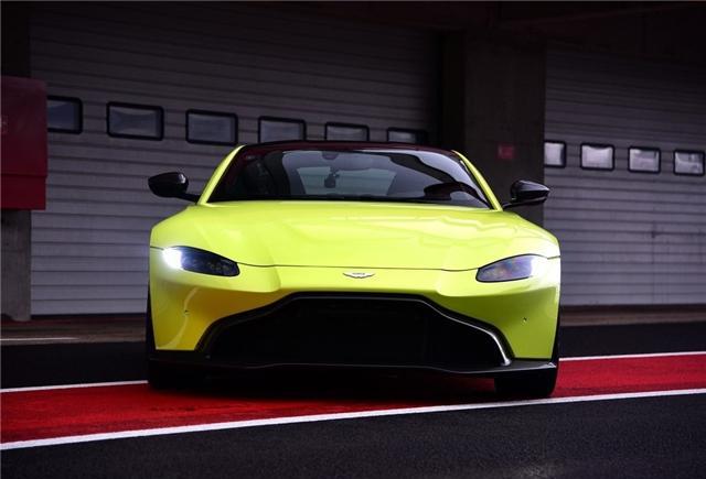 这款阿斯顿马丁不到200万，3秒多破百，还买啥保时捷911？