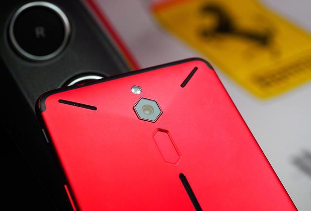 荣耀play和努比亚红魔一代那个好。