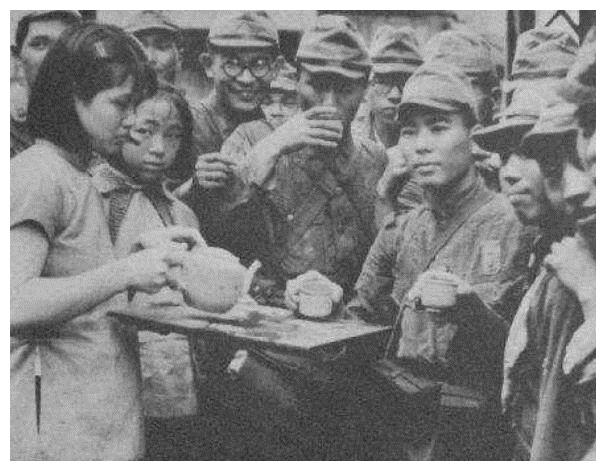 侵华日军画报上"中日亲善"摆拍照,现有人用它证明大屠杀不存在