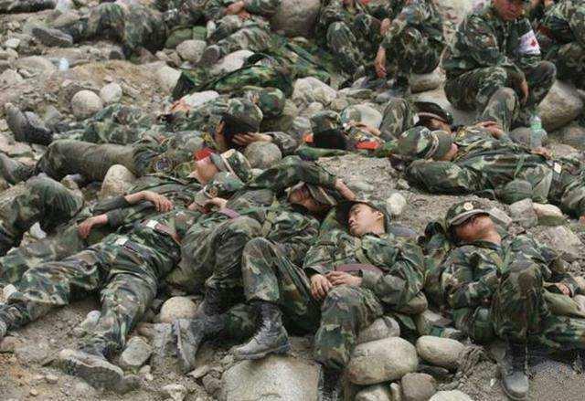 中国军人在外执勤时都是怎么睡觉的,看完后觉得心疼!