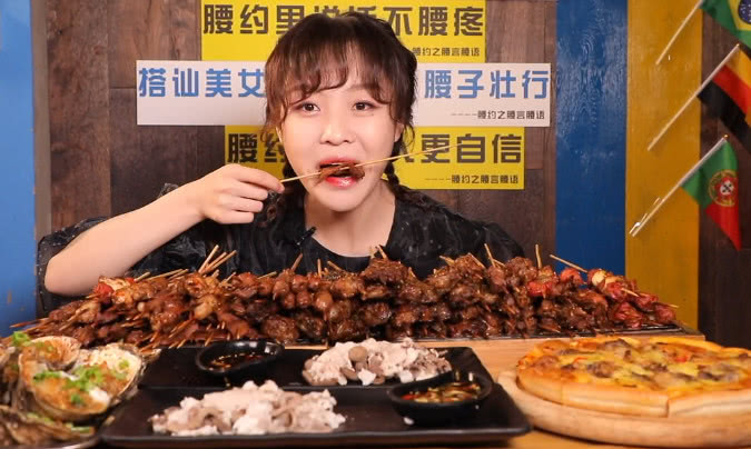 大胃王mini吃100串腰子猪腰牛腰兔腰驴腰各种腰子全在这儿了