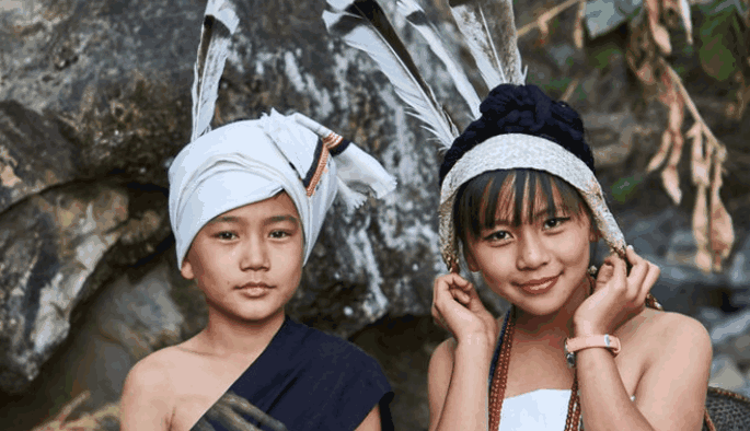 印度一个邦仇视印度, 主要居民是黄皮肤, 民俗文