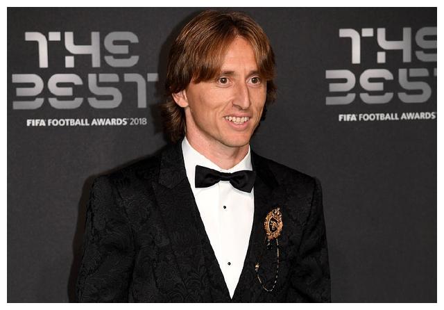 打破梅西C罗10年垄断!莫德里奇荣膺世界足球