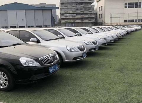 上百辆别克凯越停满广场，工作人员：自带3万公里，全部半价处理