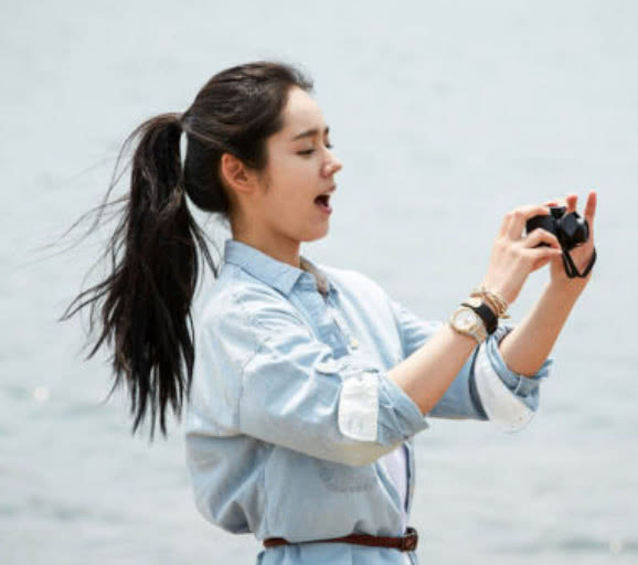 女神韩佳人身材高挑迷人，与老公延政勋对视超甜蜜