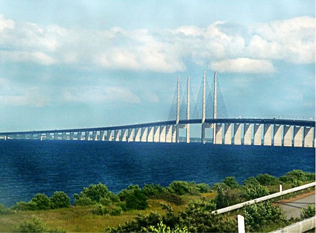 世界上最“怪”的大桥，一半天上一半地下