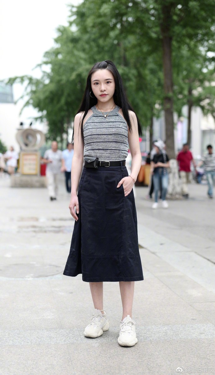 街拍:黑色小短裙的办公室小秘书,老板真的很有