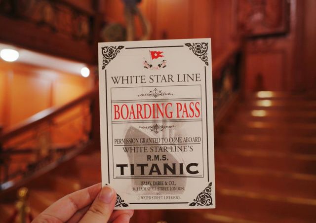 pass~ 当然这也是泰坦尼克号当年真实乘客的船票 每张船票后面都有