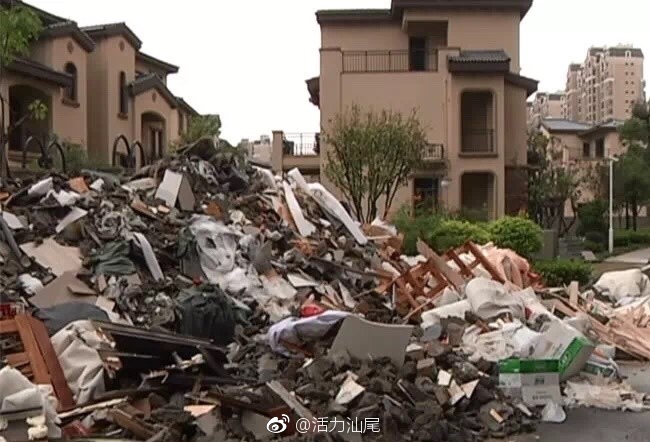 汕尾碧桂园品清湖一号:小区内建筑垃圾成堆 居