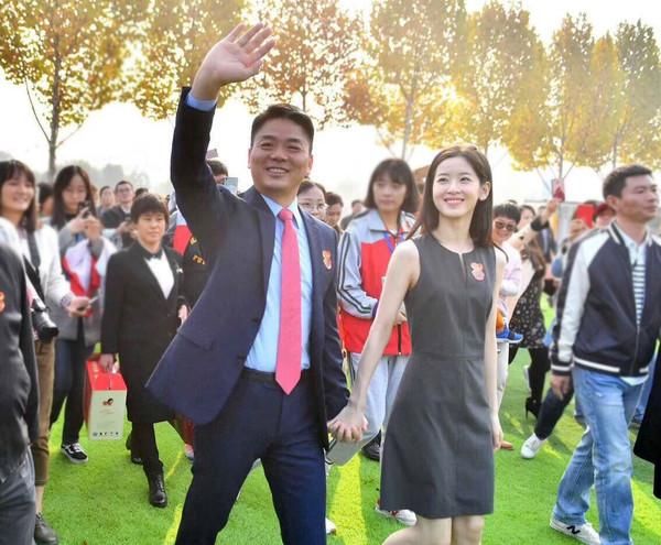 刘强东说"路边野花更美?奶茶妹妹现在明明时髦的开挂!