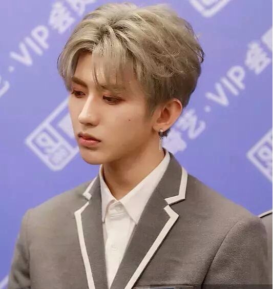 蔡徐坤到底有没有整容?看他曾经的照片,可能粉