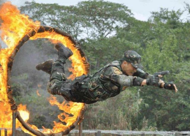 特种兵钻火圈可不是耍杂技,烧掉眉毛和头发不会有人