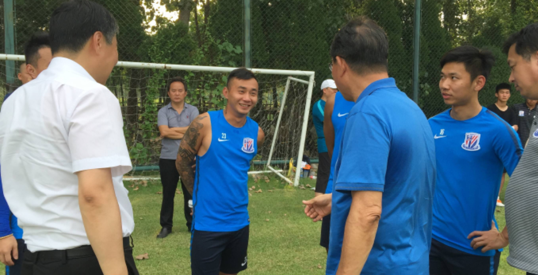 徐根宝现身上海绿地申花康桥训练基地,与许多