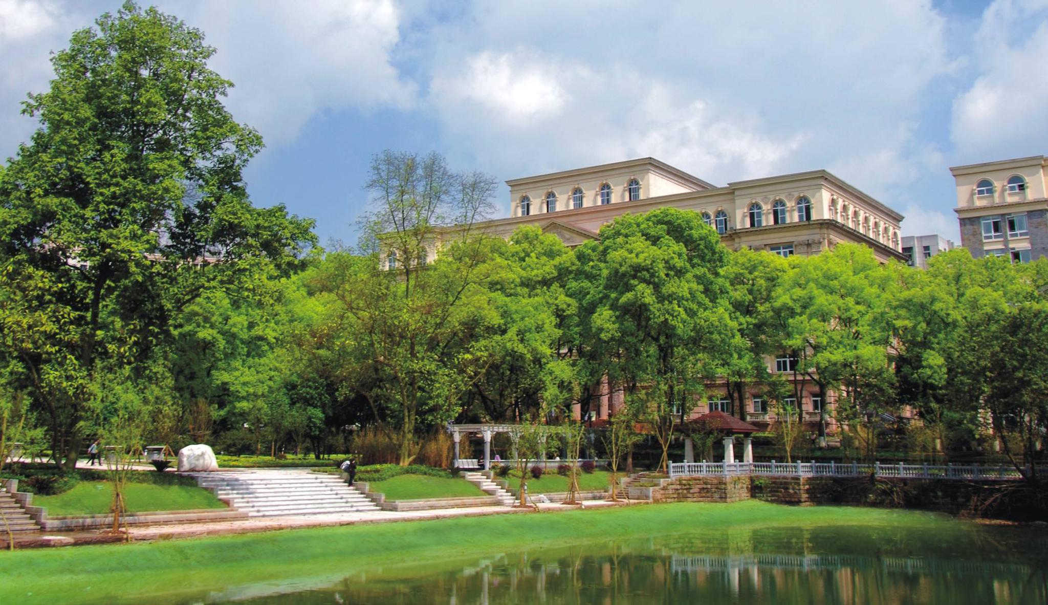 全国占地面积最大的大学,相当于一座小县城!你