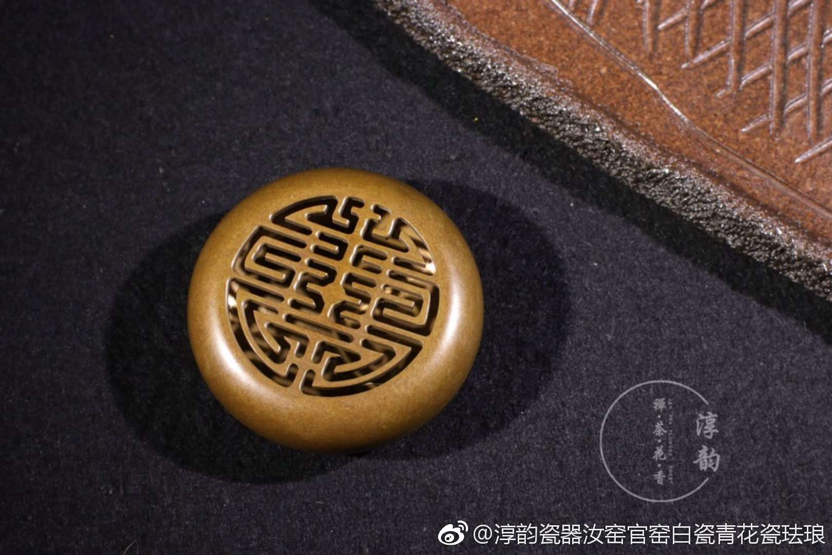 香纂是一种专门用来制作燃点香粉的模具