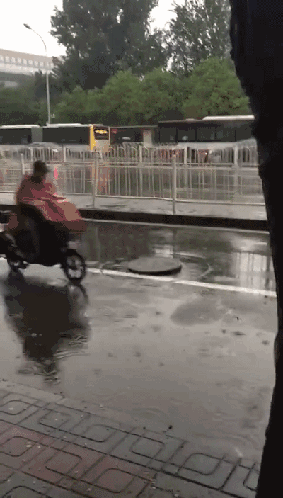 雨水将井盖染色看见小时候~是谁在用井盖弹奏一曲东风破～井盖舞会:换