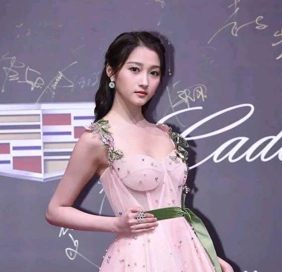 关晓彤大美腿照片