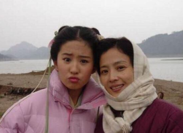 刘亦菲和妈妈,虽然照片清晰度不高,但是妈妈好有仙气范