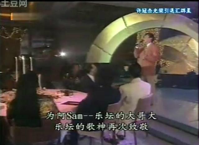 70岁歌神许冠杰全家照，50年只为她倾心，网友：两个儿子长残了啊