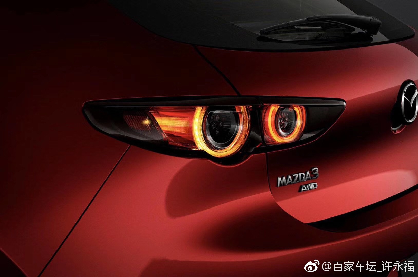 车模酷似“萧亚轩”，穿蓝色抹胸短裙，马自达要火了