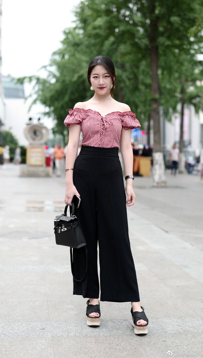 街拍:黑色小短裙的办公室小秘书,老板真的很有