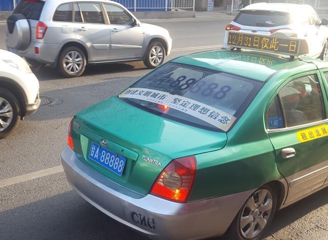 出租车挂百万车牌号, 车主却没有花一分钱, 连劳斯莱斯都羡慕!