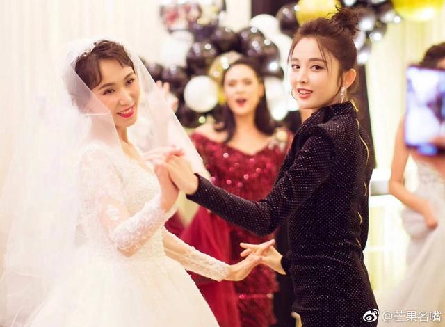 娜扎在姐姐婚礼上穿黑色礼服跳舞大有用意？网友：家族基因强大