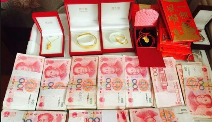 儿媳将十万现金陪嫁偷换成报纸,手机震动,我再拿10万做彩礼