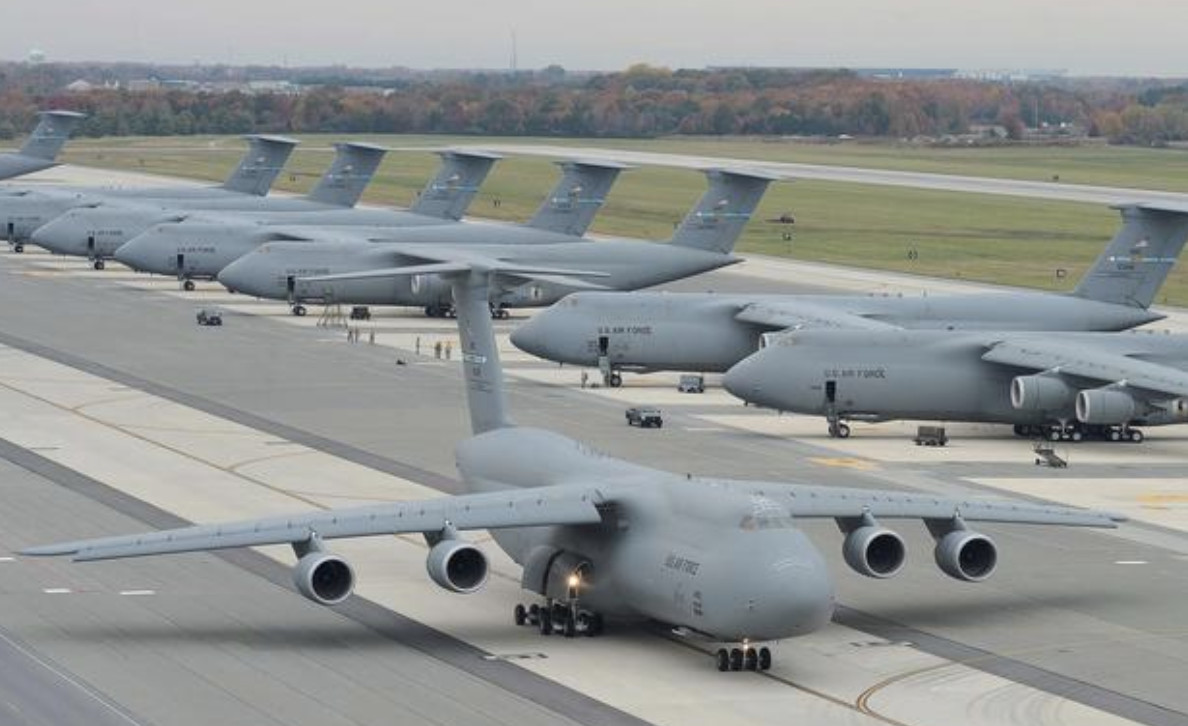 美国C5运输机一个马桶盖多少钱?可能一年工资都买不起