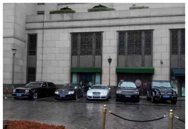 上海这个停车场堪称顶级豪车展, 开路虎都花不起这停车费