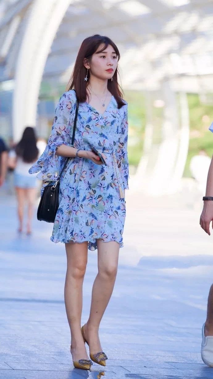 街拍:温婉可人的漂亮妹子,淡蓝色连衣裙气质非凡