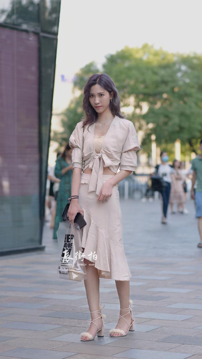 上海街拍 美女身段柔美颜值高 这样的娇俏韵味不是每天都看的到的